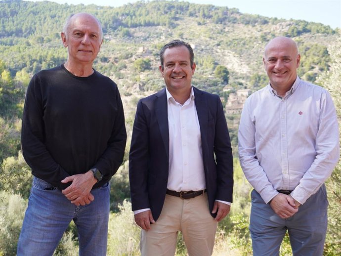 De izquierda a derecha, el gerente del Consorcio, Lluís Vallcaneras, el conseller insular de Presidencia, Toni Fuster, y el director insular de la Serra de Tramuntana, Toni Solivellas.
