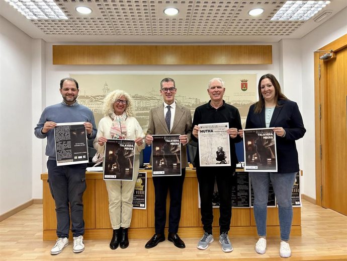 Presentación de 'Talavera Negra' en el Ayuntamiento de Talavera.