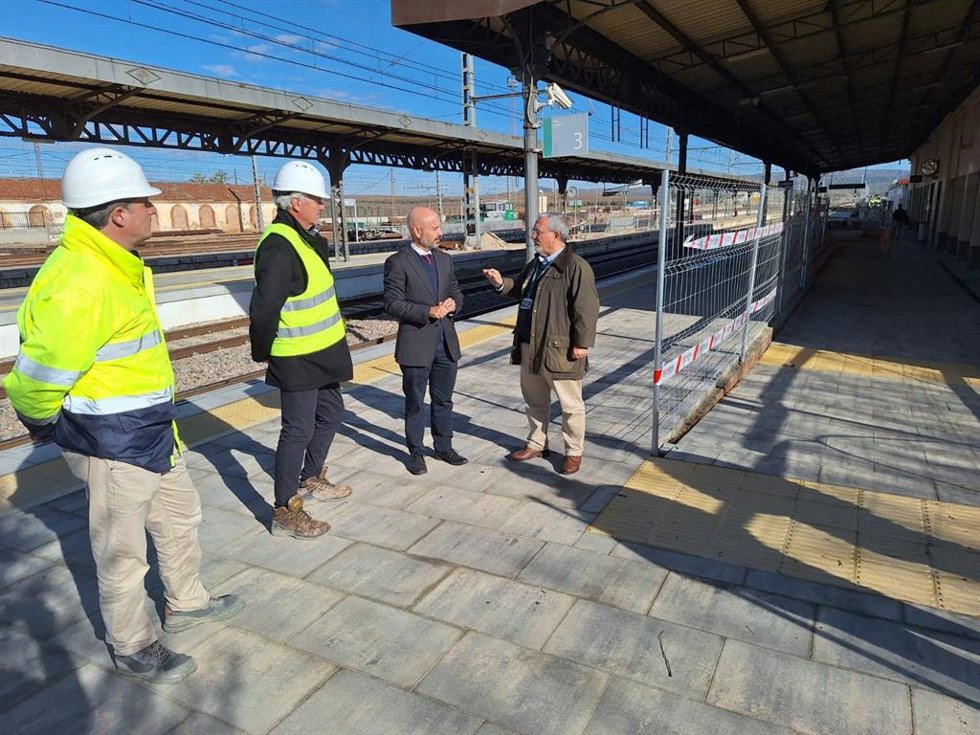 El subdelegado del Gobierno en Málaga, Javier Salas, visita las obras que Adif lleva a cabo en la estación de Bobadilla.