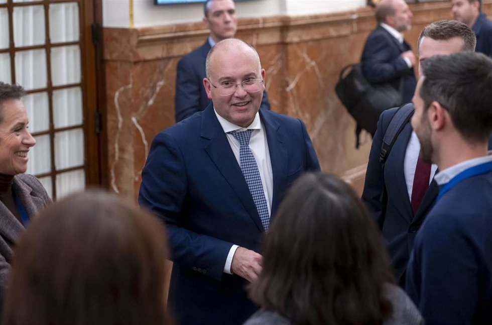 El secretario general del Partido Popular, Miguel Tellado (c), durante una sesión plenaria en el Congreso de los Diputados, a 11 de noviembre de 2025, en Madrid (España). 