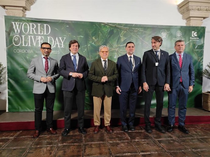 Foto de familia en la inauguración de la reunión del Consejo Oleícola Internacional en Córdoba.