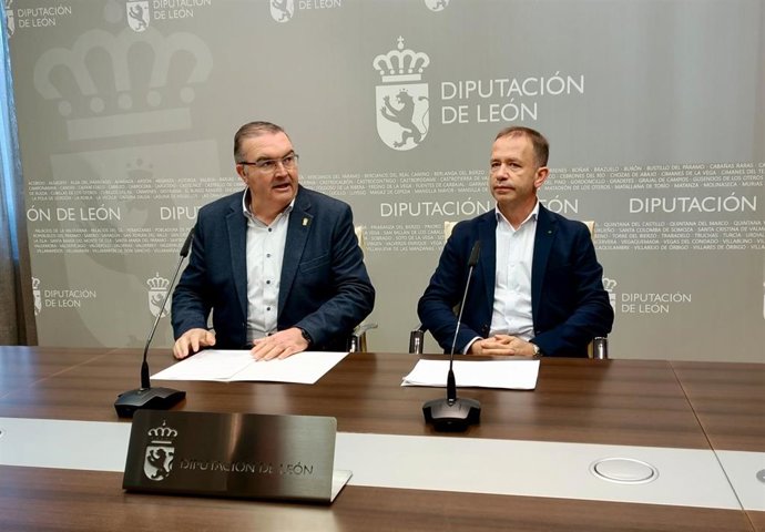 El vicepresidente primero y diputado de Infraestructuras de la Diputación de León, Roberto Aller (izquierda), presenta la Oficina de Expropiaciones junto al jefe del servicio de Fomento, Ricardo Bayón.