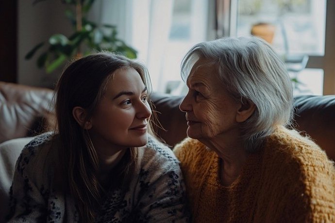 Archivo - La soledad y la convivencia agravan la salud de las personas cuidadoras mayores de 50 años, según un estudio