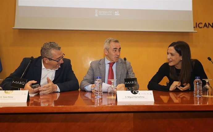 El conseller de Agricultura, Agua, Ganadería y Pesca, Miguel Barrachina (c), junto al presidente de la Diputación de Alicante, Toni Pérez (i), y la directora general del Agua y Desarrollo Rural, Sabina Goretti Galindo (d)