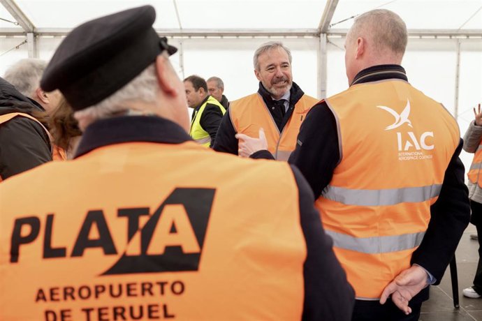 El presidente del Gobierno de Aragón, Jorge Azcón, en el aeropuerto industrial de Teruel.