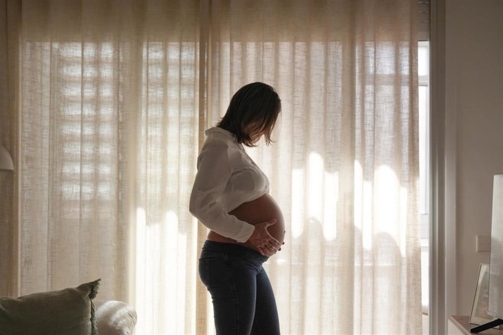 Una mujer embarazada,
