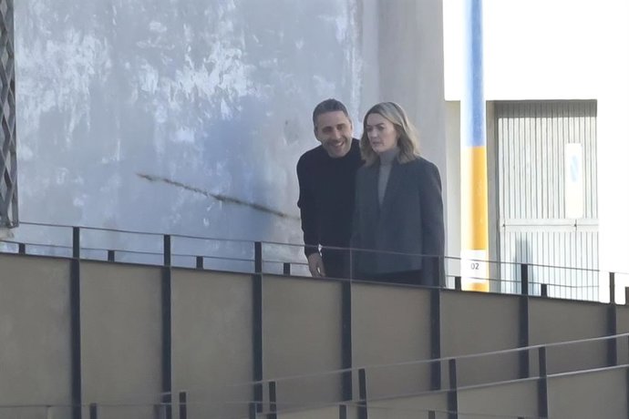 La presidenta de Inditex, Marta Ortega, junto a su marido, Carlos Torretta, a la llegada a la inauguración de la exposición de Annie Leibovitz 'Wonderland' en la Fundación MOP, en A Coruña.