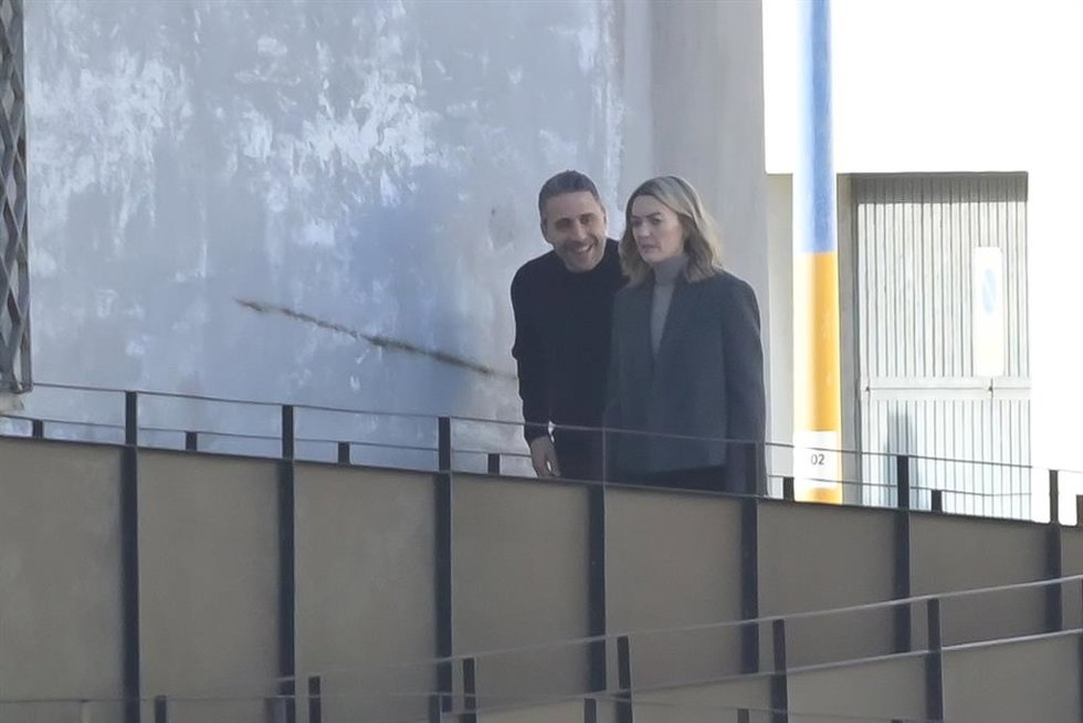 La presidenta de Inditex, Marta Ortega, junto a su marido, Carlos Torretta, a la llegada a la inauguración de la exposición de Annie Leibovitz 'Wonderland' en la Fundación MOP, en A Coruña.