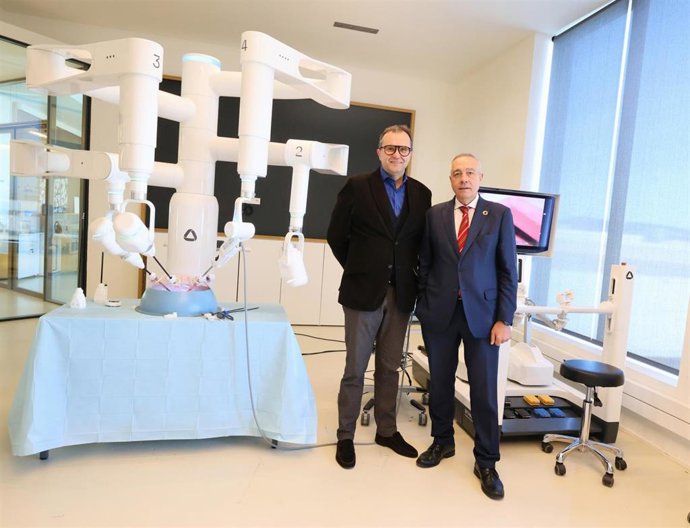 El managing director de RobSurgical, Mario Ferradosa, y el delegado especial del Estado en el CZFB, Pere Navarro