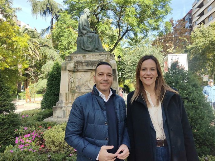 El candidato de Vox a la Presidencia de la Junta de Extremadura, Óscar Fernández, y la portavoz nacional de Vox de la Agenda España, Isabel Pérez Moñino, en el Paseo de Cánovas en Cáceres