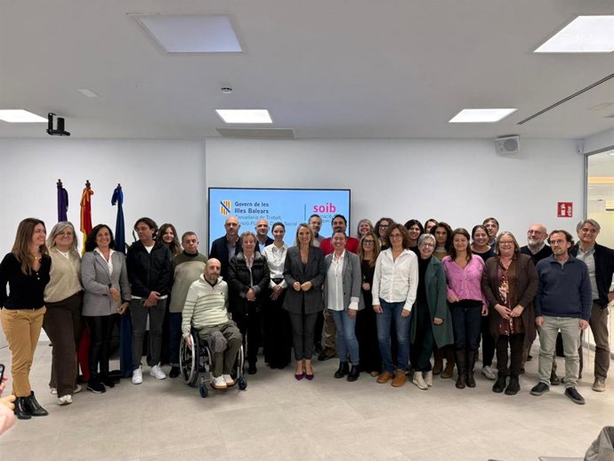 La consellera de Trabajo, Función Pública y Diálogo Socia, Catalina Cabrer, acompañada de representantes de las entidades del tercer sector beneficiarias.
