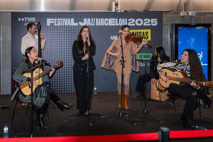 El grupo musical Las Migas durante un concierto sorpresa en la estación de metro de Diagonal, a 19 de noviembre de 2025, en Barcelona