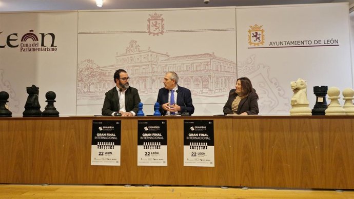 El concejal de Deportes del Ayuntamiento de León, Vicente Canuria (centro), en la presentación de la gran final internacional del Torneo de Ajedrez Escolar Pequeños Gigantes.