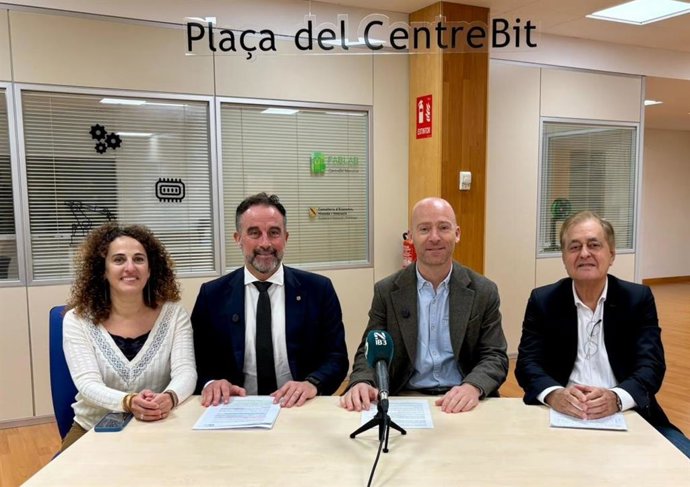 El conseller de Vivienda, Territorio y Movilidad del Govern, José Luis Mateo, y el presidente del Consell de Menorca, Adolfo Vilafranca, informan presentan el convenio de colaboración