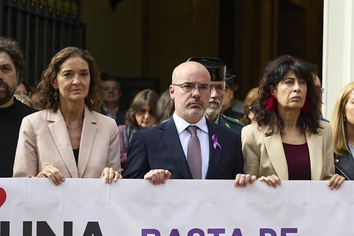 (I-D) La portavoz del PSOE en el Ayuntamiento de Madrid, Reyes Maroto, el delegado del Gobierno de la Comunidad de Madrid, Francisco Martín Aguirre, y la ministra de Igualdad, Ana Redondo, durante un minuto de silencio por el asesinato de dos mujeres por 