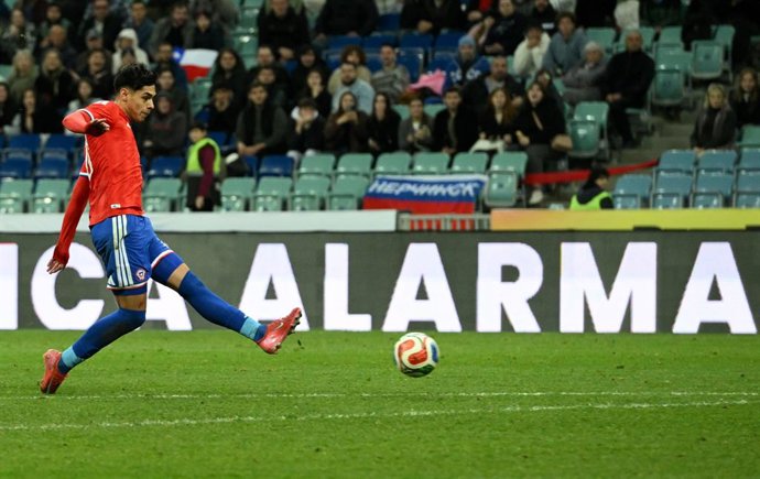 Futbol, Chile vs Peru Partido amistoso 2025 El jugador de la seleccion chilena Dario Osorio, centro, convierte su gol durante el partido amistoso contra Peru disputado en el Estadio Olimpico Fisht de Sochi, Rusia. 18/11/2025 Sipa/Photosport  Football,