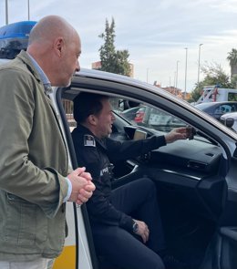 El concejal de Seguridad de Cáceres, Pedro Muriel, tras la presentación del sistema 'Discover eLite' que se ha incorporado a la Policía Local
