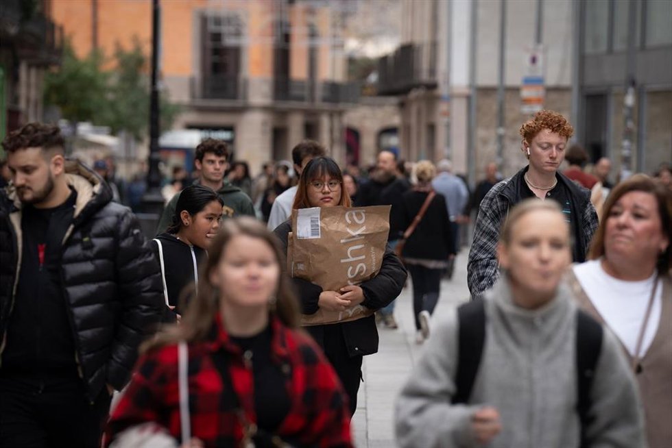 Archivo - (Foto De ARCHIVO) Una Mujer Sujeta Un Paquete De Una Tienda De Ropa Durante La Campaña De Navidad