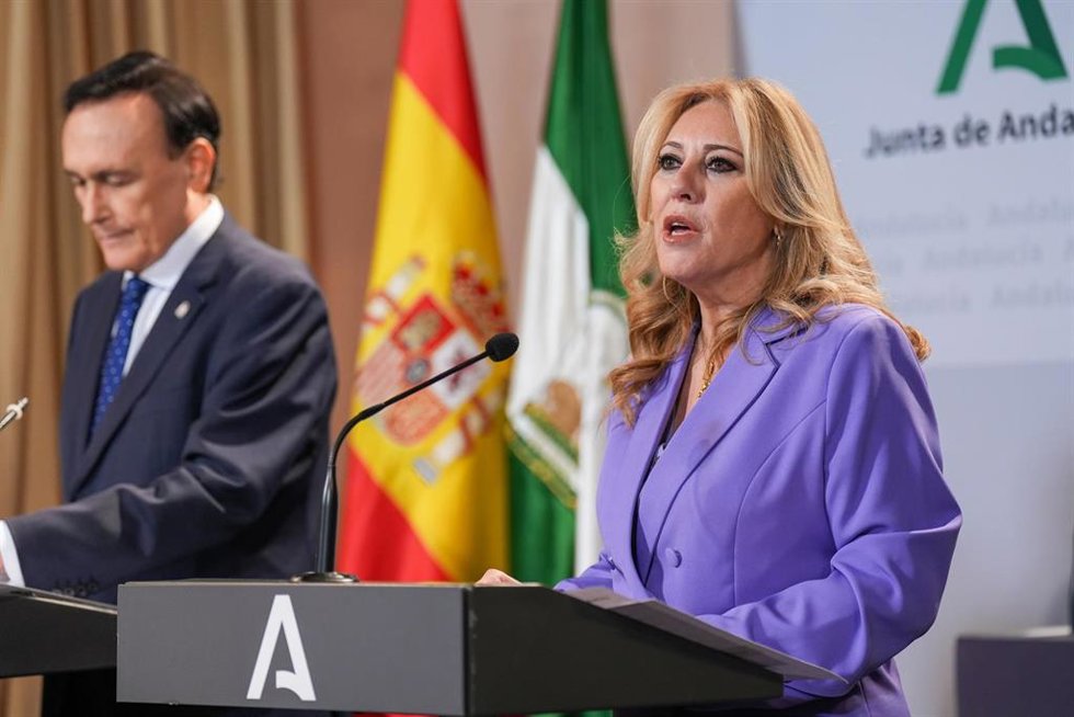 La consejera de Economía, Hacienda, Fondos Europeos y Diálogo Social y portavoz del Gobierno andaluz, Carolina España, interviene en la rueda de prensa posterior a la reunión semanal del Consejo de Gobierno de la Junta de Andalucía celebrado en el Palac