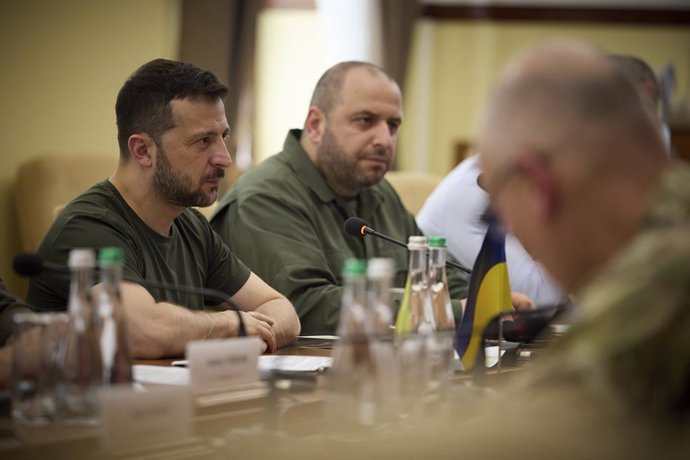 Archivo - July 7, 2024, Odesa, Odessa Oblast, Ukraine: Ukrainian President Volodymyr Zelenskyy, left, and Defense Minister Rustem Umerov, right, listen during a bilateral discussion with British Defense Secretary John Healey, and delegations, July 7, 2024