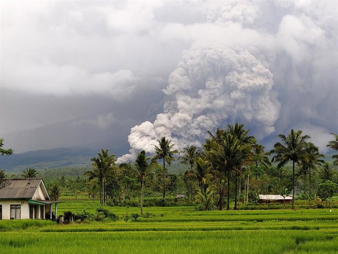 Erupción del volcán Semeru, en el este de la isla de Java, Indonesia