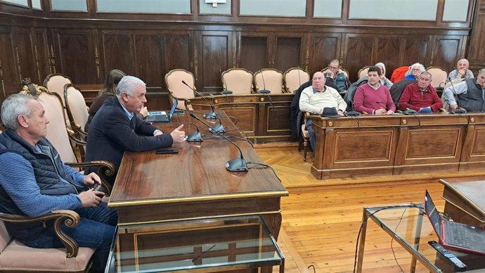 El presidente de la Diputación de Guadalajara reunido con cerca de una veintena de alcaldes de la provincia.