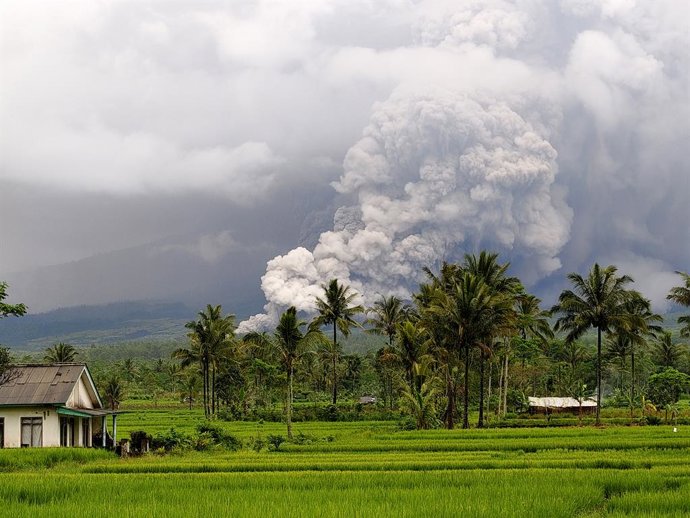 Erupción del volcán Semeru, en el este de la isla de Java, Indonesia