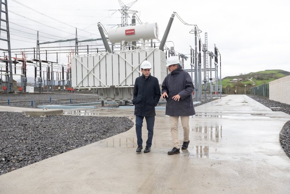 El delegado del Gobierno, Pedro Casares, y el delegado regional de Redeia en la zona norte, Antonio González Urquijo, visitan la subestación de Solórzano