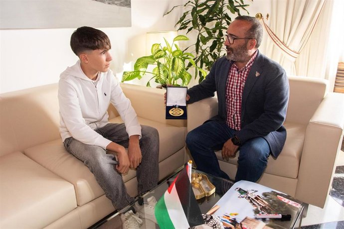 El presidente de la Diputación de Cáceres, Miguel Ángel Morales, ha recibido este miércoles a Mario García, una joven promesa del Moto Cross que, con trece años, es ya campeón de España en la categoría de 85 cc.