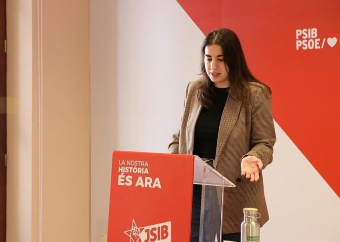 La portavoz del PSIB de Santa Maria del Camí, Ana María Muela, interviene en un acto del PSIB.