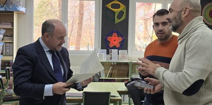 El director del Servicio Provincial de Educación en Teruel, José Luis Castán, visita el IES Salvador Victoria de Monreal del Campo (Teruel).