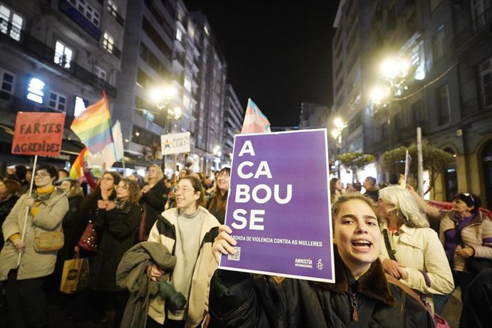 Archivo - Decenas de personas durante la manifestación por el 25N de la plataforma Reposta Feminista, a 25 de noviembre de 2024, en Vigo, Galicia (España). Bajo el lema “Que a vergoña mude de bando, feminismo sen tregua!”, la plataforma Resposta Feminista