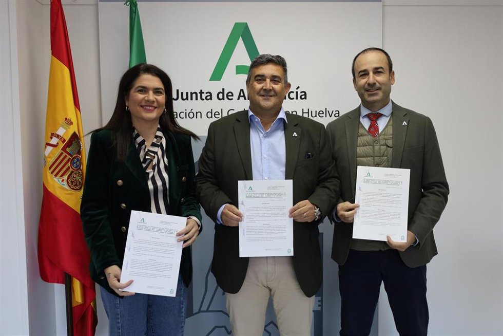 El delegado de la Junta en Huelva, José Manuel Correa, junto a los delegados territoriales de Economía, Hacienda y Fondos Europeos, Lucía Núñez, y el delegado de Desarrollo Educativo y Formación Profesional, Carlos Soriano.