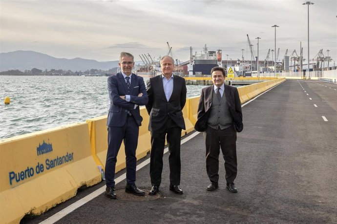 Archivo - El presidente de la Autoridad Portuaria de Santander, César Díaz, el vicepresidente del Puerto y consejero de Industria, Eduardo Arasti, y el director de la APS, Santiago Díaz