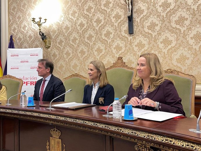 A Presidente do Conselho Provincial de Burgos, Infanta Elena (C) e a Prefeita de Burgos.
