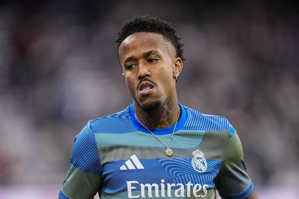 El central brasileño Éder Militao, en un calentamiento del Real Madrid CF en el Santiago Bernabéu.