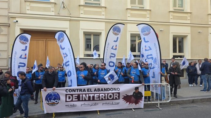 Jupol y Jucial se concentran frente al Ministerio del Interior para denunciar las agresiones y el "abandono institucional"