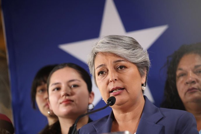 Santiago, 17 de Noviembre de 2025.   La candidata Jeannette Jara junto a la alcaldesa de La Pintana, Claudia Pizarro se reune junto a un grupo de  un grupo de mujeres de la comuna a un almuerzo para abordar la Segunda Vuelta   Diego Martin /Aton Chile