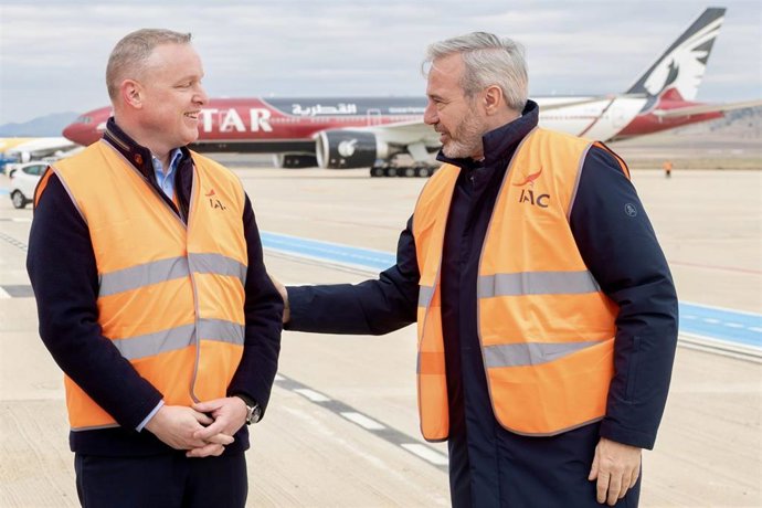 El presidente del Gobierno de Aragón, Jorge Azcón, y el CEO de IAC, Martin O'Conell.