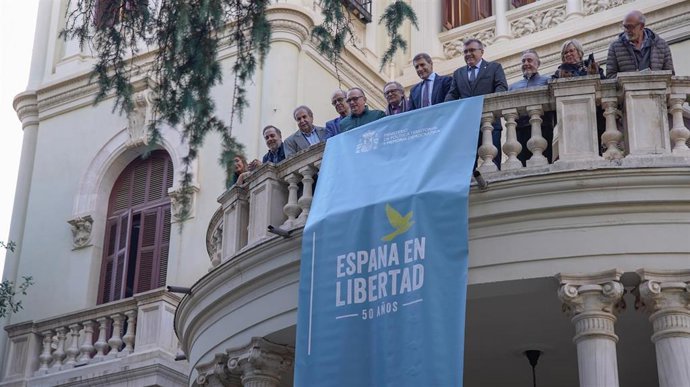 Lona conmemorativa de 'España en libertad. Cincuenta años' en la Subdelegación del Gobierno en Granada