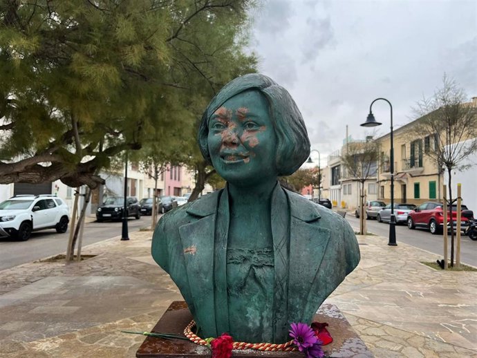 El busto de Aurora Picornell en el Molinar, vandalizado.