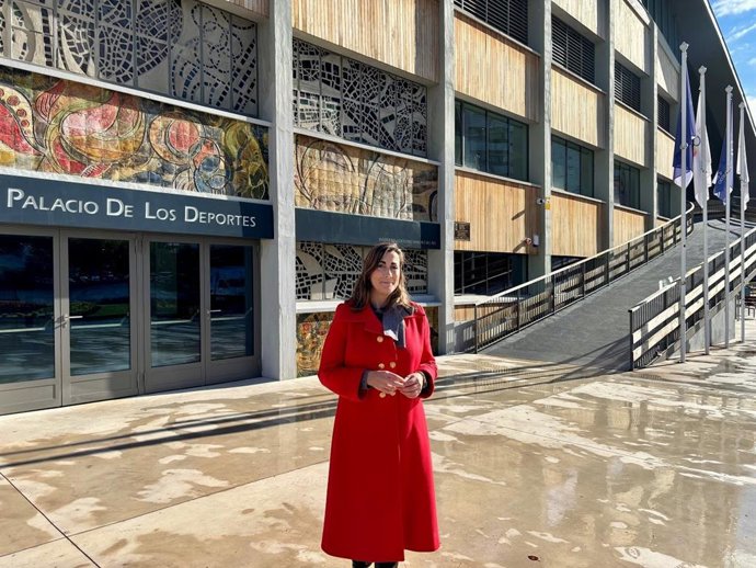 La portavoz municipal, Sonsoles Peralta, delante del Palacio de Deportes de Oviedo.