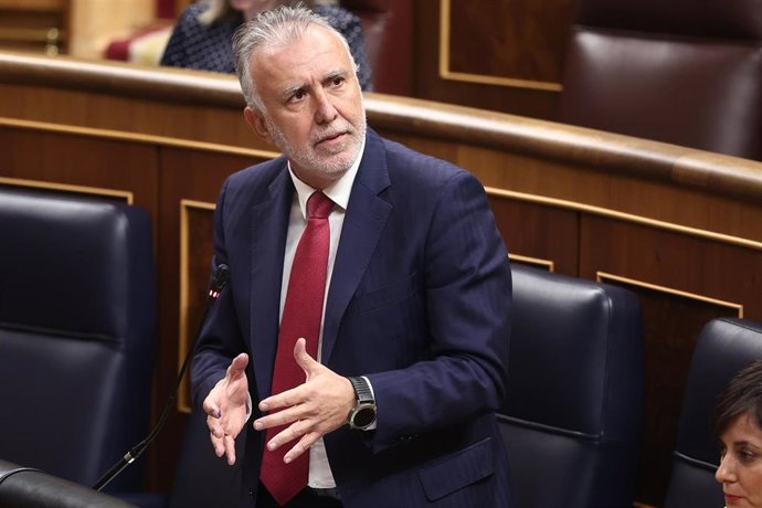 El ministro de Política Territorial y Memoria Democrática, Ángel Víctor Torres, interviene durante una sesión de control al Gobierno, en el Congreso 