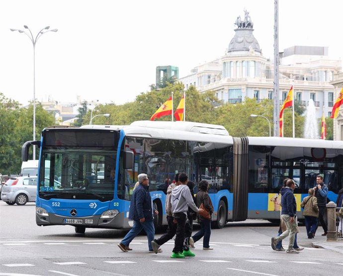 Un autobús de la EMT, a 31 de octubre de 2025, en Madrid (España). 