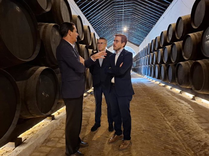 Visita del subdelegado del Gobierno en Sevilla a Bodegas Góngora.