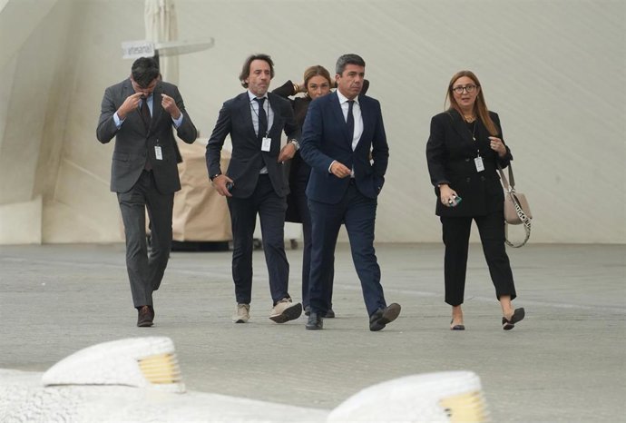 El presidente de la Generalitat valenciana en funciones, Carlos Mazón, a su llegada al funeral de estado a las víctimas de la dana con sus colaboradores más cercanos en Presidencia