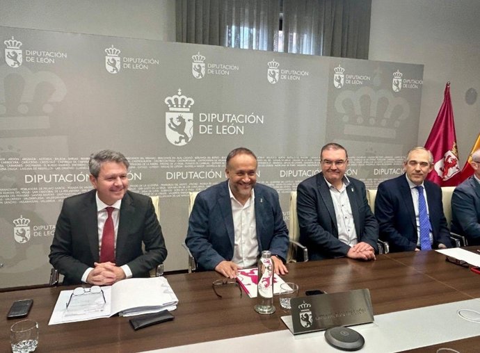 El secretario de Estado de Transportes y Movilidad Sostenible, José Antonio Santano (izquierda), junto al presidente de la Diputación de León, Gerardo Álvarez Courel, en la reunión mantenida con alcaldes leoneses.