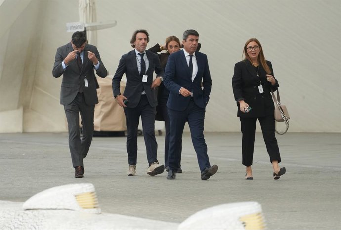 El president de la Generalitat valenciana en funcions, Carlos Mazón, a la seua arribada al funeral d'estat a les víctimes de la dana amb els seus col·laboradors més propers en Presidència
