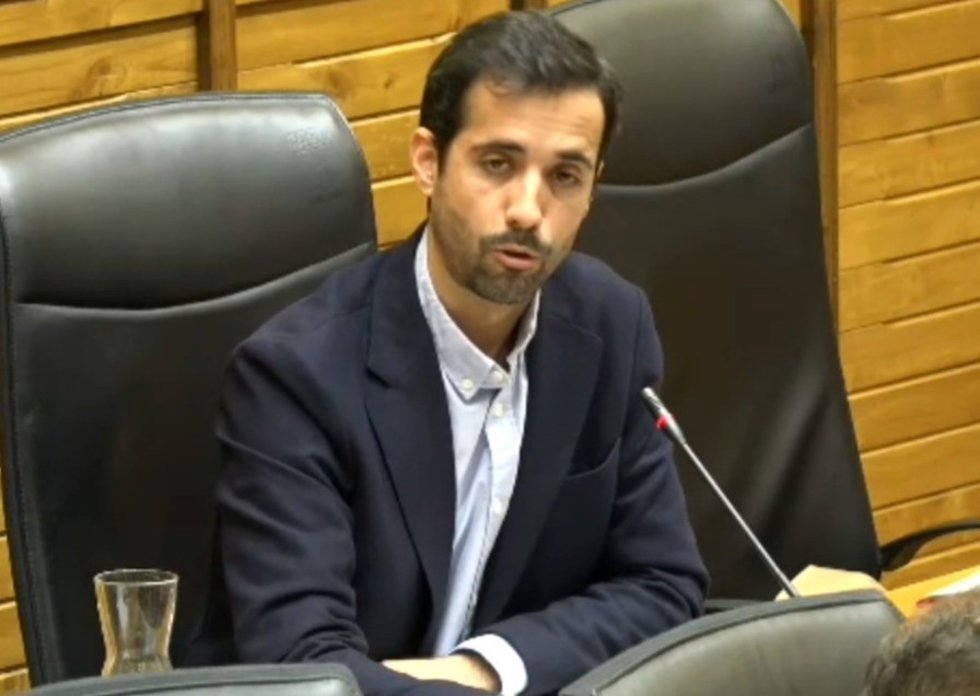 El edil de IU Alejandro Farpón interviene en el Pleno Municipal gijonés.