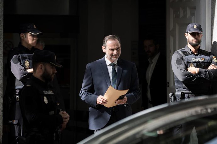 Archivo - El exministro de Transportes José Luis Ábalos a su salida del Tribunal Supremo, a 15 de octubre de 2025, en Madrid (España)